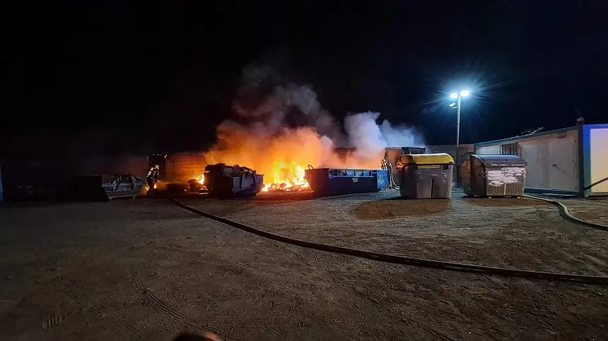 Imagen del incendio en el punto limpio de Arrieta.
