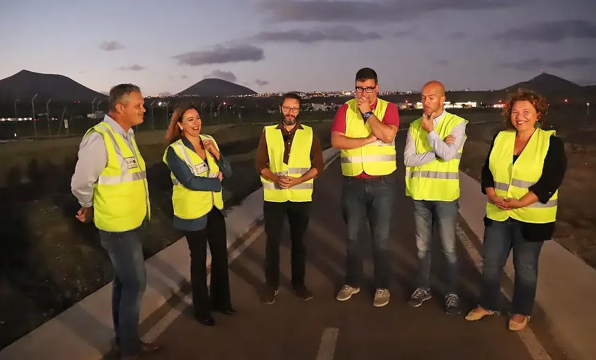 El alcalde de San Bartolomé, la presidenta del Cabildo y varios de sus compañeros visitando la zona de las obras.