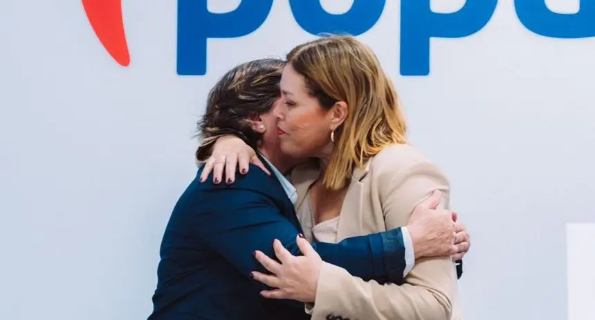 Astrid Pérez abrazando a Rita Hernández el día de su presentación