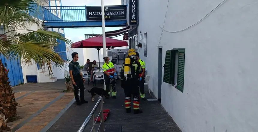 Momento de la actuación de los bomberos y de la Guardia Civil