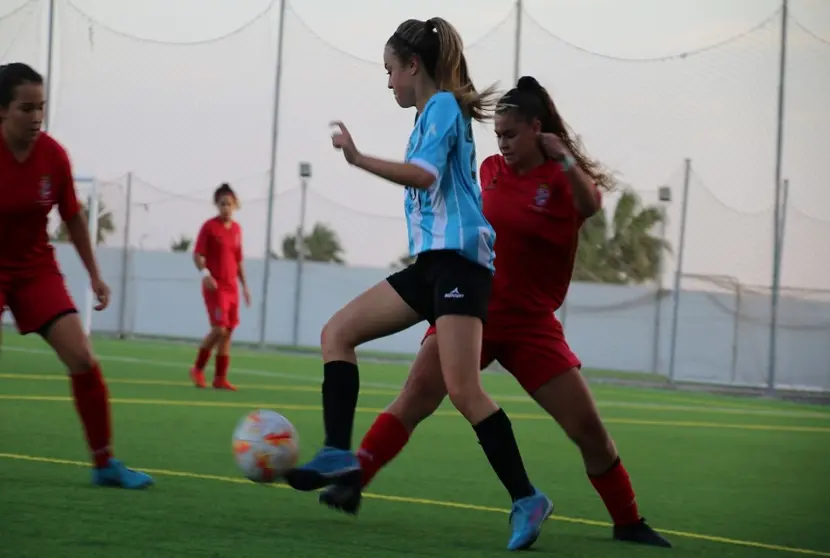 Jugador del FC Puerto del Carmen intentando interceptar un balón.