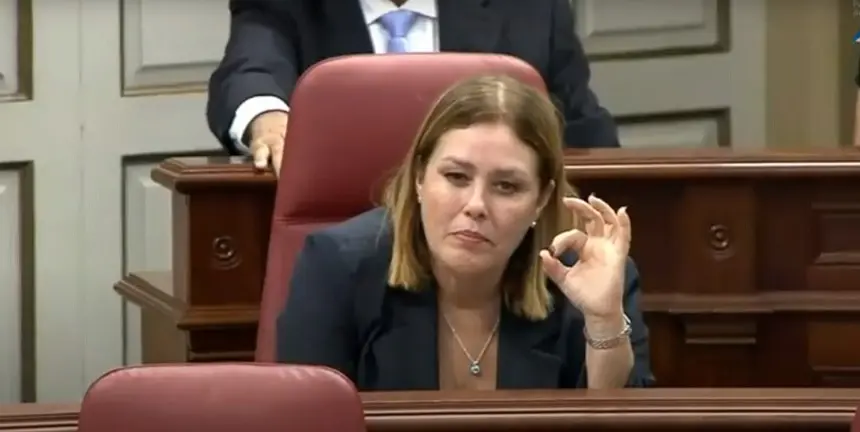 Astrid Pérez en el Parlamento de Canarias.