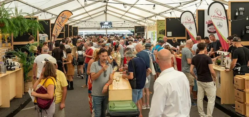 La gente se acercó al Varadero de Puerto del Carmen para disfrutar de la muestra gastronómica