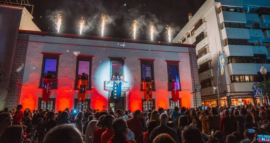 Imagen del encendido navideño por parte de la alcaldesa de la capital