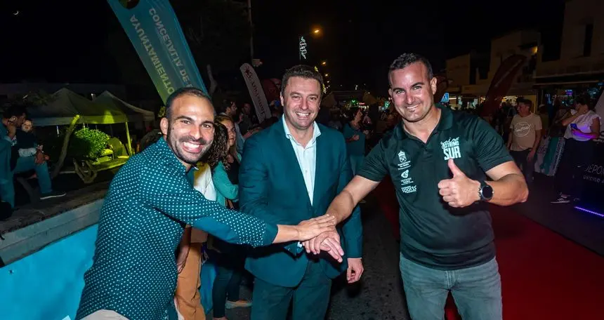 El alcalde con los concejales de Deportes y Cultura de Yaiza