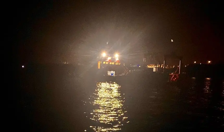 Imagen del barco utilizado por el Cabildo para retirar las esculturas de noche evitando las protestas de las escuelas de buceo de Playa Blanca