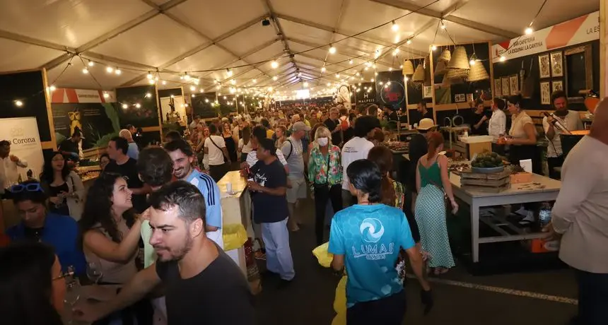 Imagen de la gente disfrutando este domngo del Festival en el Varadero de Puerto del Carmen