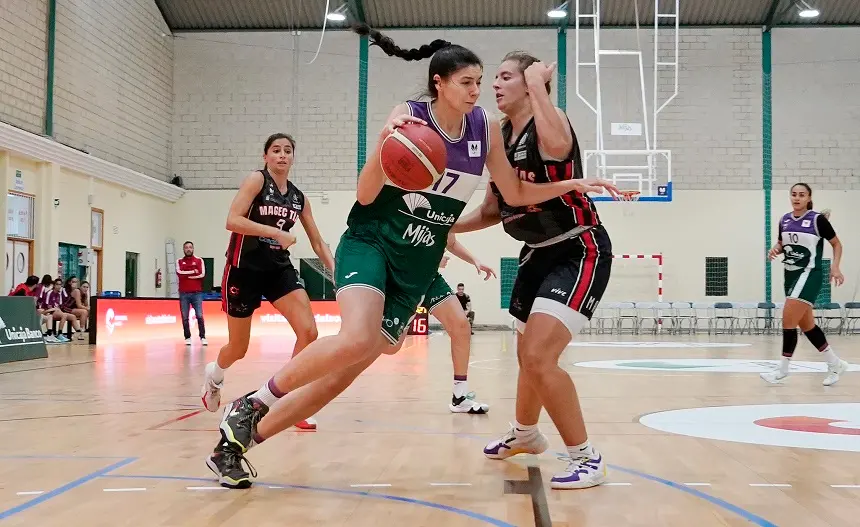 Imagen de una jugadora del Unicaja intentando entrar a canasta.