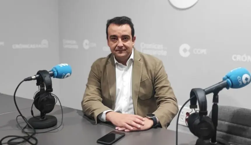 José Valle en el estudio de Crónicas Radio - Cadena Cope.