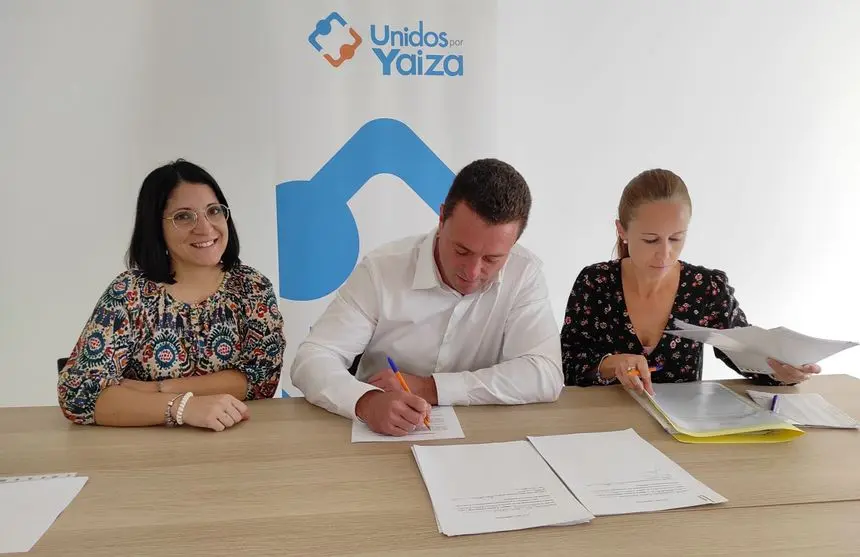 Óscar Noda con las representantes de la mesa del congreso