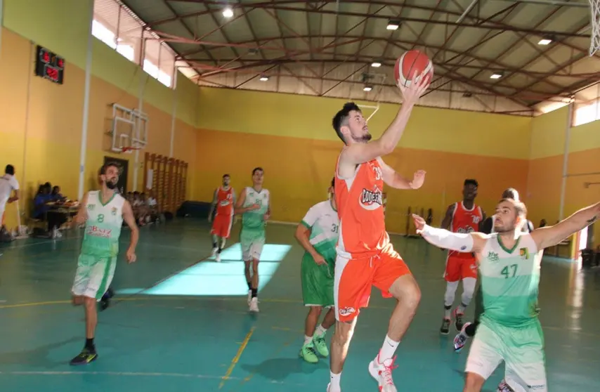 Jugador del Aloe Plus Lanzarote Conejeros entrando a canasta.