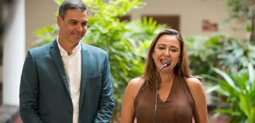 María Dolores Corujo junto a Pedro Sánchez.