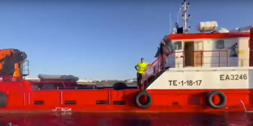 Imagen del barco que tendrá que regresar a la Isla para completar la operación de retirada de las esculturas. 