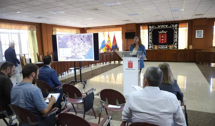 Imagen de la presentación del proyecto por parte de la presidenta del Cabildo