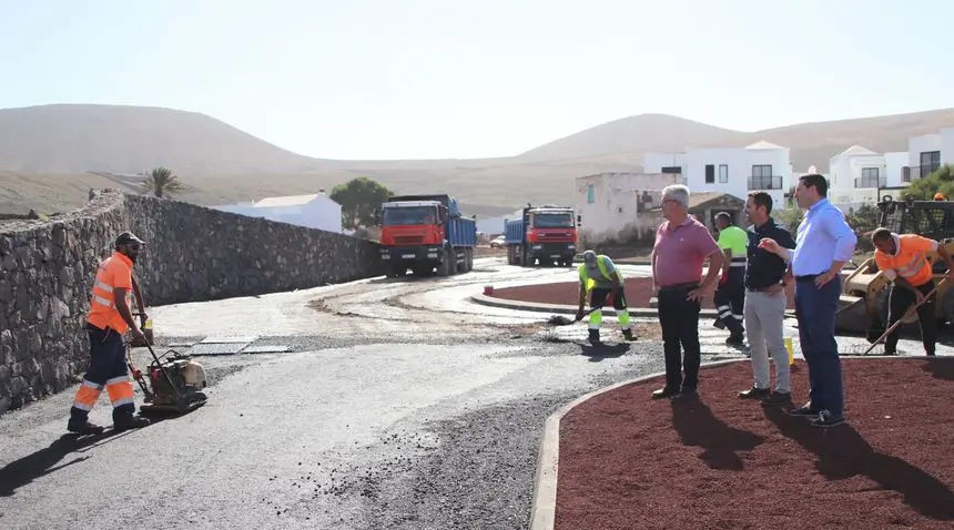 El alcalde de Yaiza visitando las obras.