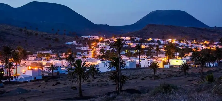 Imagen nocturna del pueblo de Máguez.