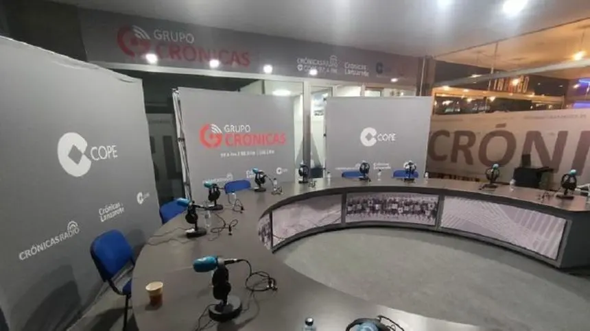 Imagen del estudio exterior de Crónicas Radio-COPE Lanzarote en Arrecife.