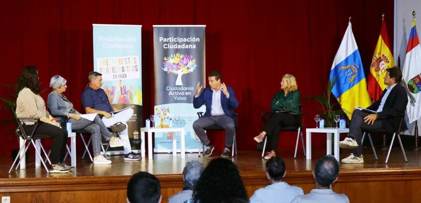 Óscar Noda en medio de uno de los coloquios sobre Participación Ciudadana.