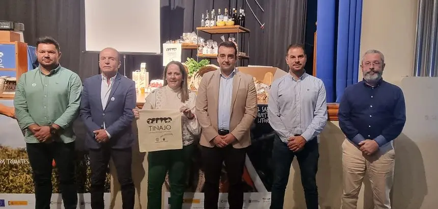 Los responsables del Ayuntamiento de Tinajo, del Cabildo y de la Cámara de Comercio durante la presentación del proyecto