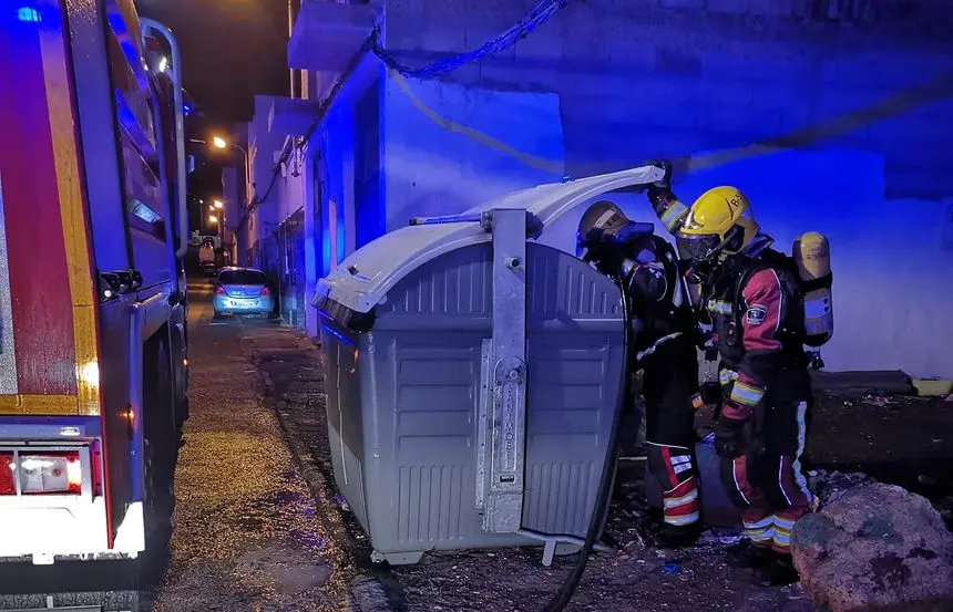 Imagen de los bomberos sofocando uno de los incendios