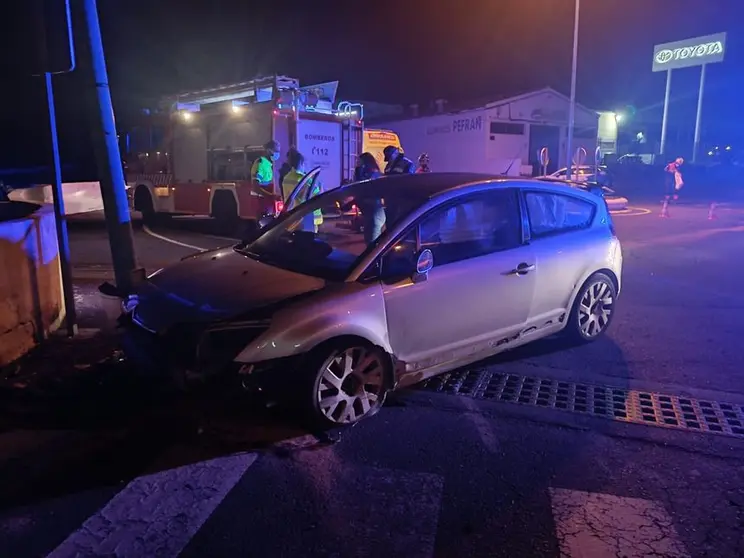 Un coche choca contra unos bolardos en Arrecife.