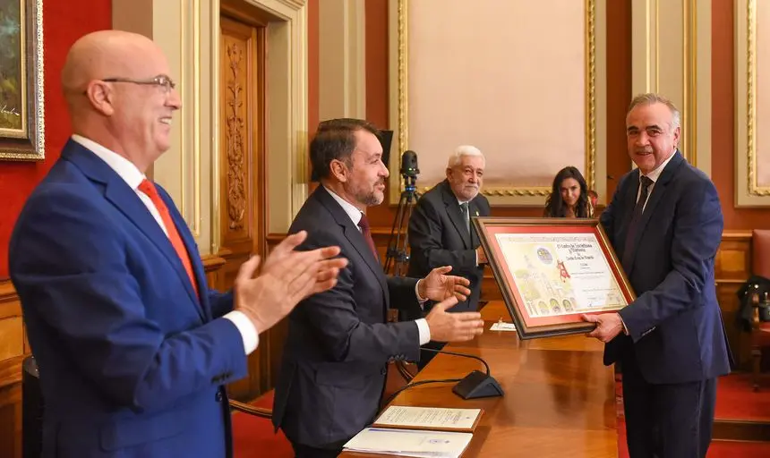 El alcalde de Santa Cruz entregó la distinción a Mamerto Cabrera