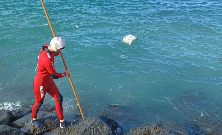 Uno de los bomberos ayudando en la maniobra de rescate del barco