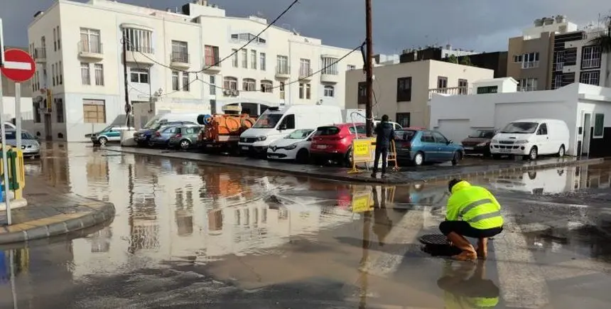 Imagen de una de las habituales actuaciones por lluvias en Arrecife