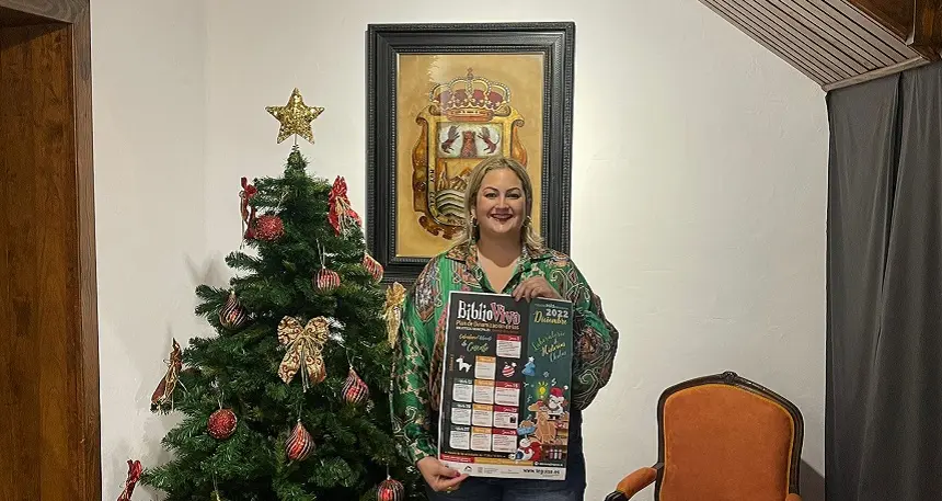 Sara Bermúdez presentando el cartel de BiblioViva en diciembre.