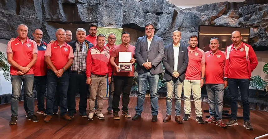 Entrega de medalla de oro a representantes del CF San Bartolomé.