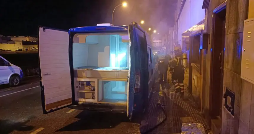 Momento de la actuación de los bomberos