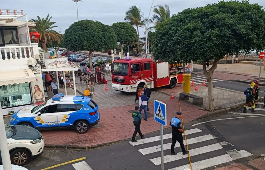 Imagen de la actuación de los bomberos en Puerto del Carmen