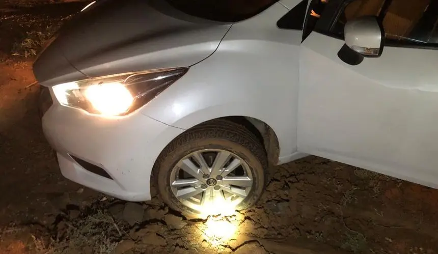 Imagen del vehículo atrapado en el barro.