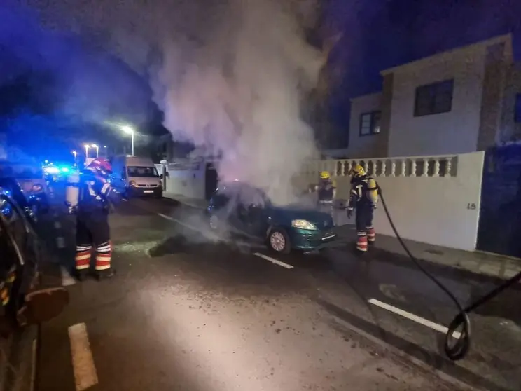 Vehículo incendiado en la calle Chinchorro de Playa Honda.