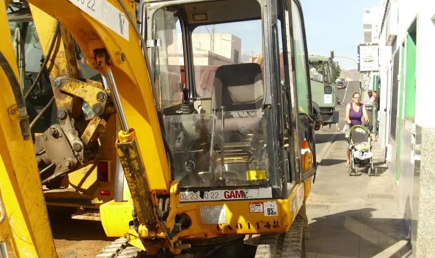 Una máquina trabajando en la zona de las viviendas afectadas del barrio de Titerroy