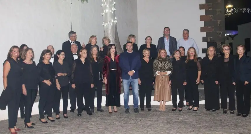 El alcalde de Teguise estuvo con los vecinos y con la coral en el arranque de las festividades de diciembre