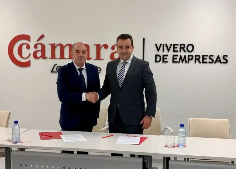 José Valle (dcha), presidente de la Cámara de Comercio de
Lanzarote y La Graciosa.
