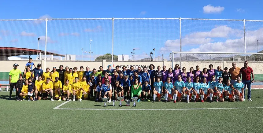 Foto de familia del I Triangular de Fútbol Femenino Deportes Yaiza