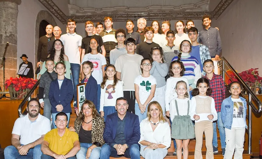Imagen de los jóvenes timplistas junto a los componentes del Gobierno de Teguise.