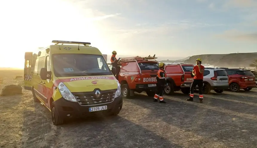 Imagen de los bomberos y del equipo del SUC.
