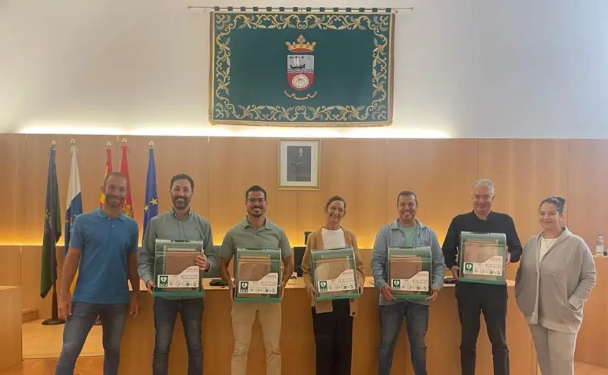 Entrega de desfibriladores en el Ayuntamiento de Tías.