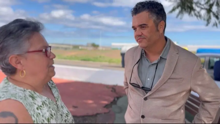 Armando Santana hablando con una vecina del barrio de Tinasoria.