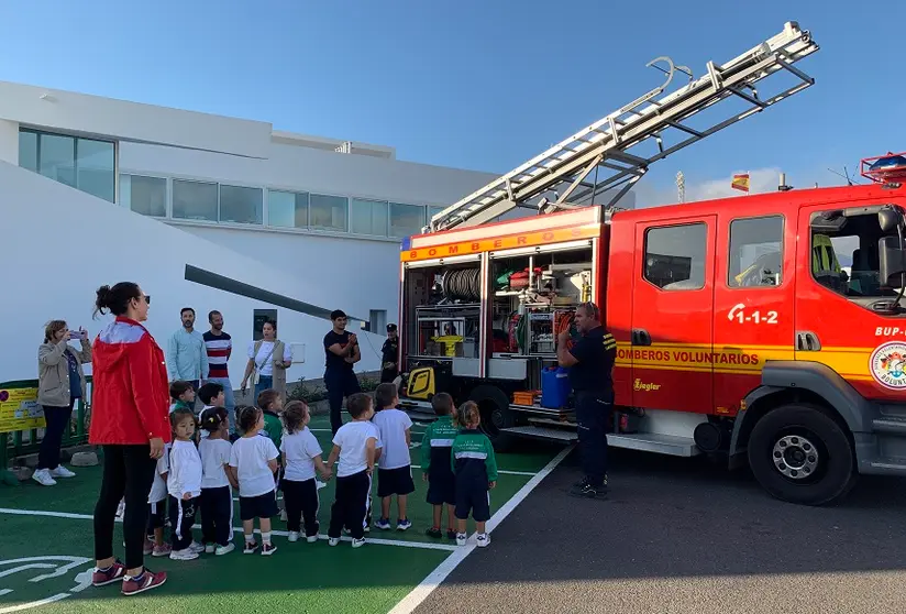 Niños del CEIP Alcalde Rafael Cedrés participando en la campaña Conoce el 112 desde tu cole.