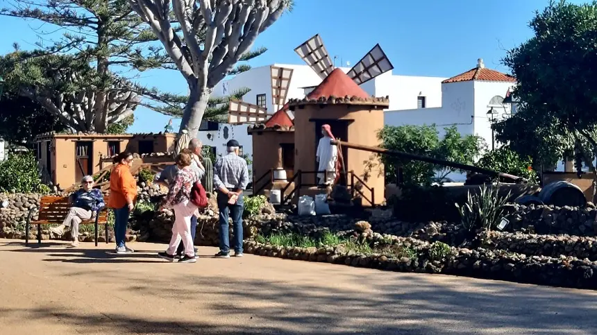 Visita de los mayores de Arrecife a los belenes.