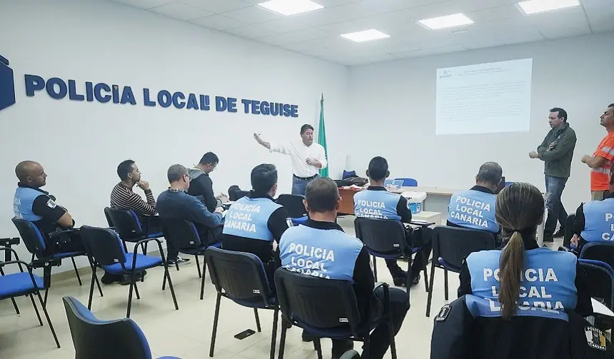 Charla sobre protección animal a la Policía Local de Teguise.