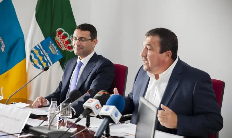 Miguel Ángel Jiménez, concejal de Hacienda (derecha), en una rueda de prensa.