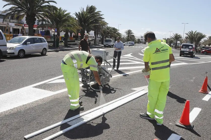 Imagen de archivo de obras de señalización vial en Teguise.