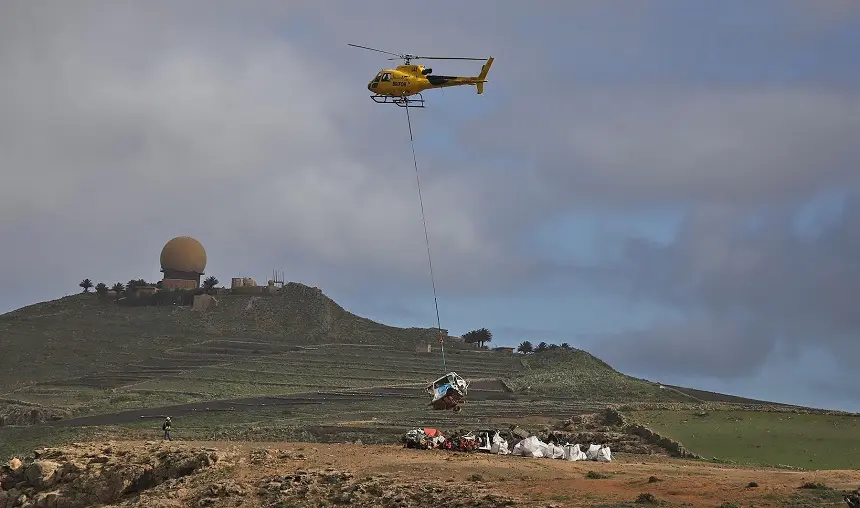 Helicoptero retirando uno de los vehículos.