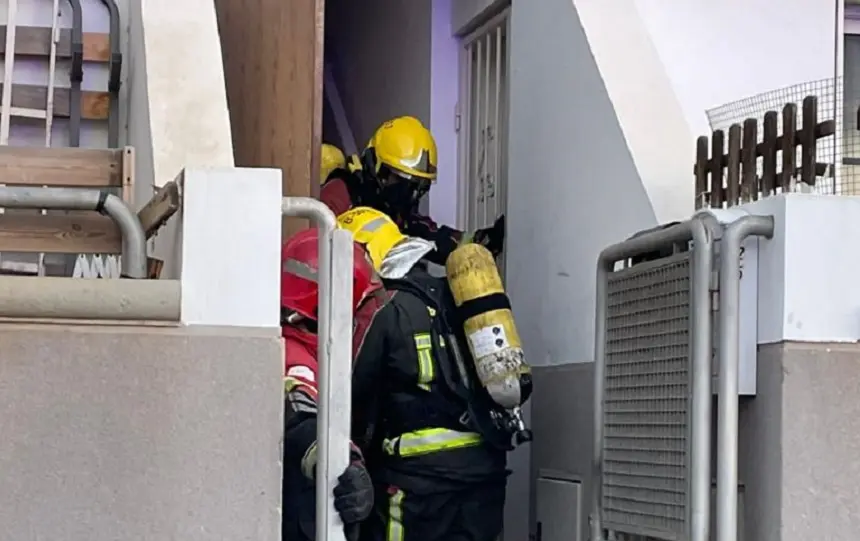 Los bomberos del Consorcio entrando en la vivienda afectada por el fuego.