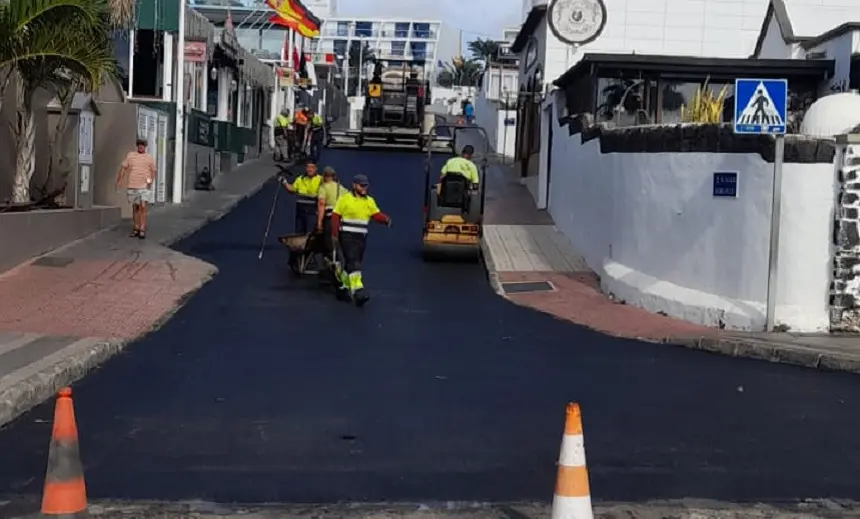 Obras de asfaltado en la calle Doramas.